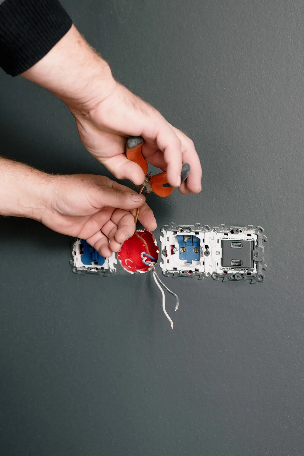 Stripping conductors at an outlet box, for outlet installation in London